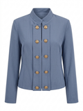 Chaqueta azul con botones dorados